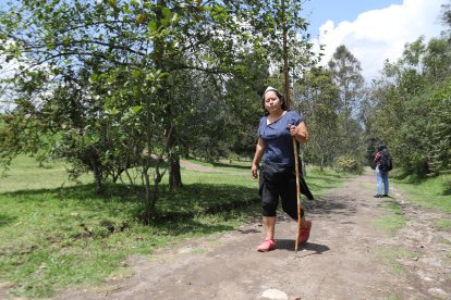 Silvia Castillo realiza sus caminatas con palo en mano.