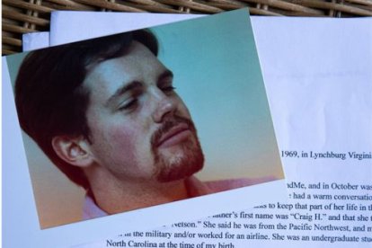 La foto junto a la carta que Sam le envió al hombre que hasta ese momento era desconocido.