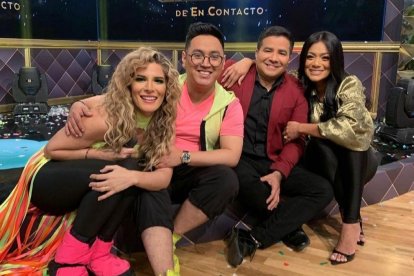 Gaby Díaz con sus compañeros de En Contacto