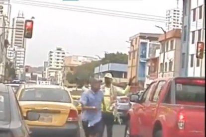 El instante en que Víctor provoca con su reclamo la huida del malandrín. El suceso ocurrió la tarde del martes.