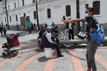 Mientras Dani canta.