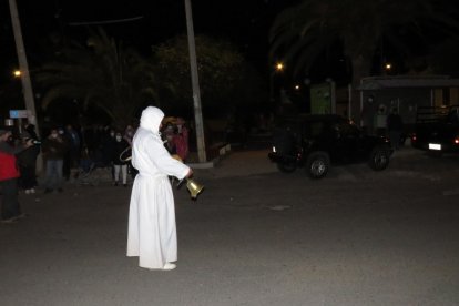 Vestido de blanco, el animero camina con una campana, convocando a la oración por los que ya no están en este mundo.