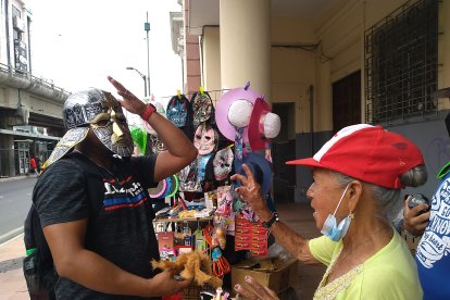 Doña Irma ‘sopló’ al ver un cliente interesado en sus productos de Halloween.