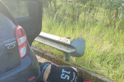 El otro cuerpo quedó tendido en la cuneta. Al parecer, la víctima quiso huir.