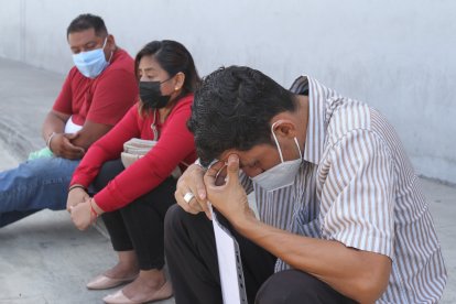 Sus rostros se entristecen y sus ojos se llenan de lágrimas cuando hablan de la desaparición de sus seres queridos. GUAYAQUIL-ECUADOR
