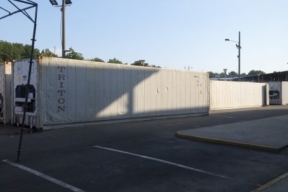 En el contenedor que está a la izquierda  se encuentran los cuerpos de 60 personas fallecidas durante la pandemia.