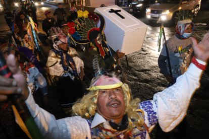 Los Yumbos llevan un ataúd.