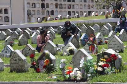 Habitantes de la capital fueron a visitar las tumbas de sus familiares muertos.