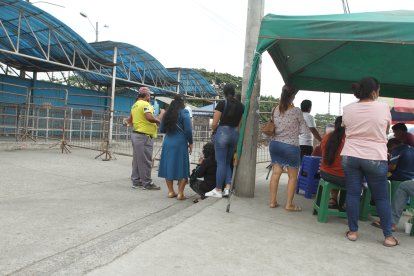 Familiares de los privados de libertad acuden a diario ante la incertidumbre de saber algo de ellos.