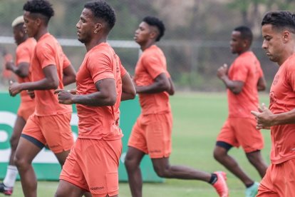 Se notó malestar en los jugadores de Barcelona, que regresaron a las prácticas tras la derrota ante 9 de Octubre.