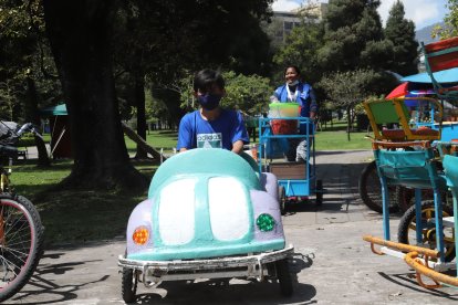 Grandes y chicos disfrutan de los coches.