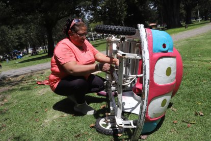 Ella se encarga de revisar las máquinas.