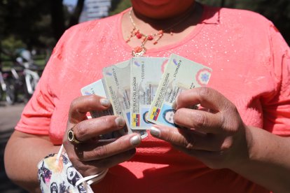 Leonor muestras las cédulas que guarda.