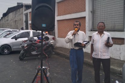 Wiliam Delgado y Francisco Suárez estaban fuera de las instalaciones. Llevan la Palabra de Dios, pues dicen que hay que asegurar la morada final.
