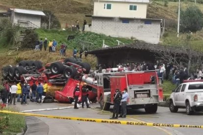 Producto del volcamiento del camión, la parroquia Urdaneta se quedó sin energía eléctrica, ya que hubo daños en postes y cables.