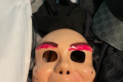 Uno de los detenidos fue sorprendido con esta máscara, la cual habría usado para el crimen.