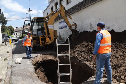 Cerca de allí se formó un socavón en la mitad de la calle Vela.