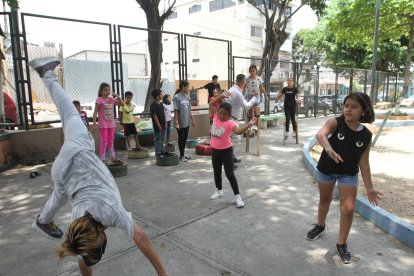 El también músico JA Washington enseña algo de acrobacia a los pequeños.