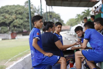 Gabriela Cabrera entregando los carnets de cancha en el estadio Valdez.
