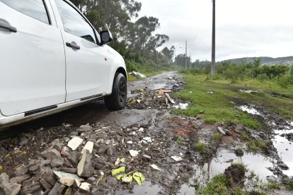 Los vecinos de El Conde IV encuentran entre las hierbas partes de los vehículos.