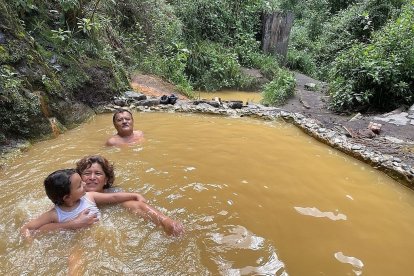 Los visitantes pueden darse un relajante baño en el agua termal.