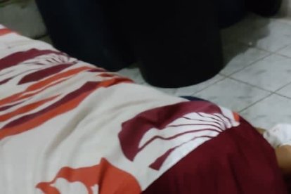 La jovencita estaba al pie de una cama y cerca de ella había un cuchillo.