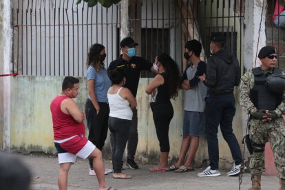 Familiares del 
joven asesinado se acercaron al sitio del suceso. Estaban consternados.