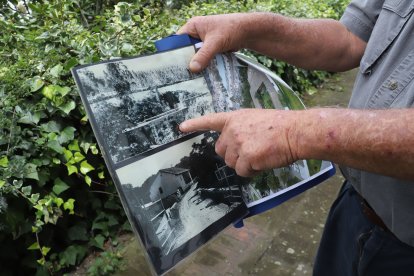 El dueño del inmueble muestra la antigua puerta a la hacienda.