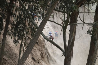 Obreros privados realizan trabajos de mitigación del talud.