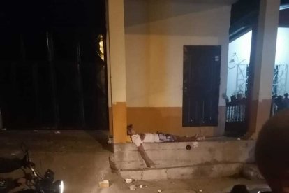 Por la explosión, este hombre 'voló' y cayó sobre un portal.