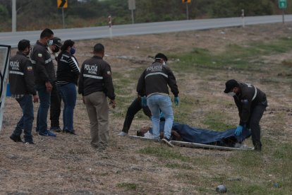 En la vía Durán-Yaguachi fue encontrado este cadáver. La víctima no está identificada.