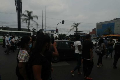 Quienes acompañaron el cortejo de Tania Maribel Salvatierra Saltos llevaron globos blancos.