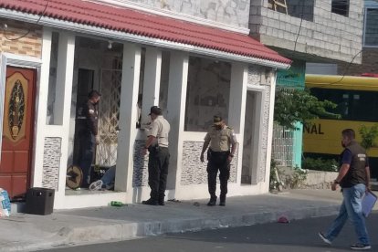 Elementos policiales recorrieron la escena del crímen.