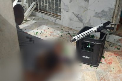 Los delincuentes abandonaron el arma en su escape de la escena.