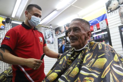 En la barbería solicitó que lo dejaran como Pedro Navaja. Quedó feliz con el resultado.