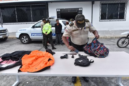 Los sospechosos tenían dos pistolas y un cuchillo.