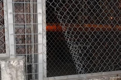 Pasillo en el que se encontró a los privados de libertad con las municiones, armas y explosivos.