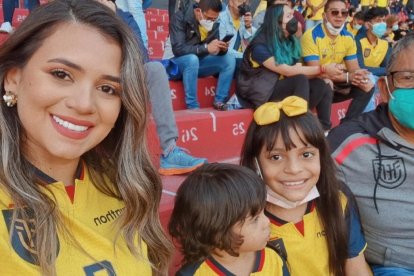 La barra de la Vecindad del Chavo:Priscila, Christian Jr., Cristina y don Rodrigo Cruz, papá del jugador.