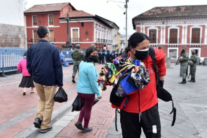 Fernando Sagñán oferta sus camisetas para niños a las madres de familia.