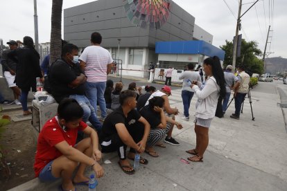 Familiares de los presos se agolparon en los exteriores del Laboratorio de Criminalística y Ciencias Forenses.