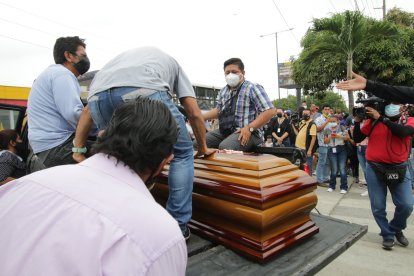 Los parientes llegaban al lugar a confirmar la identidad de los reos fallecidos.