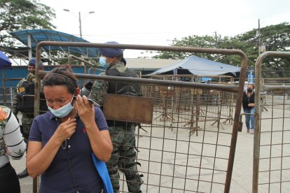 EL MOVIMIENTO MILITAR SIGUE EN LA PENI FAMILIARES DE LOS RECLUSO PIDEN QUE LOS AYUDEN YA QUE LOS PPL TIENEN MIEDO MORIR 15 DE NOVIEMRE DEL 2021 GUAYAQUIL-ECUADOR