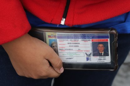 Su pequeño colocó una identificación de su papá en el celular para recordarlo.