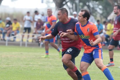 Jipson Contreras (i) fue una muralla en la defensa de Ferrocarril.