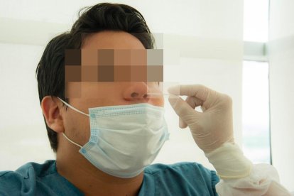 Una prueba nasofaríngea realizada a un joven en La Aurora, para detectar o descartar la Covid-19