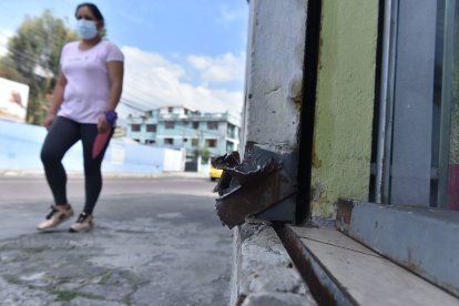 Los  ladrones que se metieron al local de perfumes rompieron las seguridades.