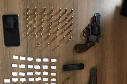Drogas y armas incautadas a un sujeto en