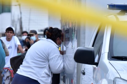 La madre de la víctima llegó tras enterarse del siniestro.