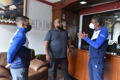 Hay continuos diálogos entre los entrenadores y el director técnico metodológico (c) de Fedeguayas.