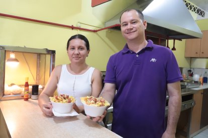 El matrimonio recomienda añadirle su ají de mesa a la salchipapa. Atienden de lunes a viernes desde las 18:00 a 22:00.